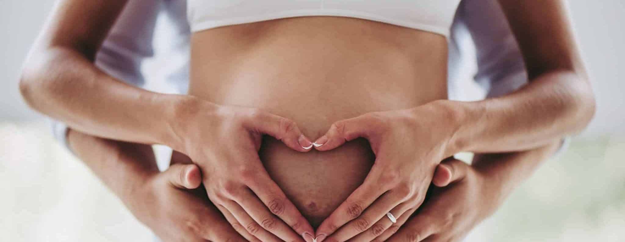 Photo d'un couple prêt à devenir parents, illustrant la parentalité avec une polyarthrite, une spondylarthrite, un rhumatisme psoriasique