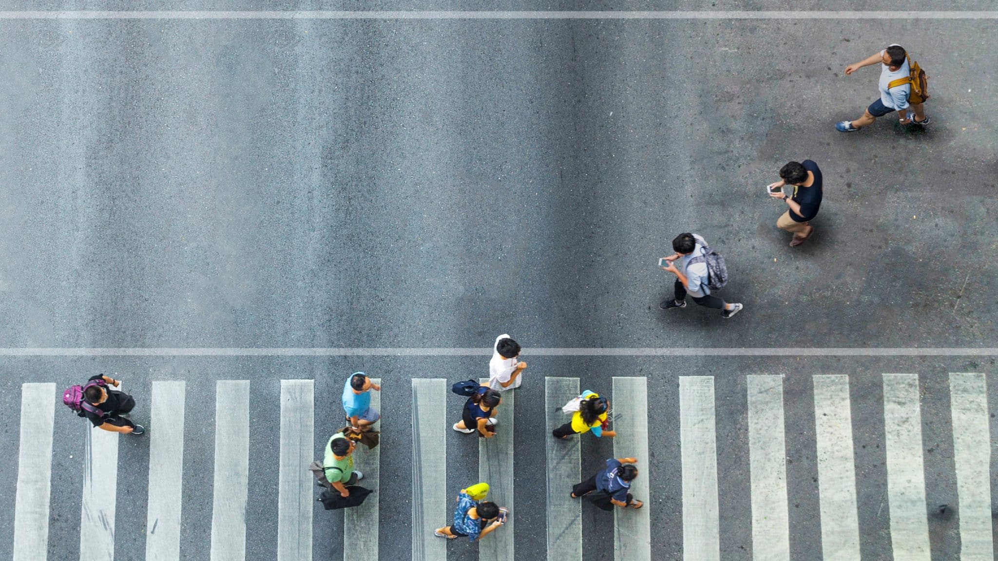 Photo de gens dans la rue, valorisant les aménagements pour concilier vie professionnelle et polyarthrite, spondylarthrite ou rhumatisme psoriasique