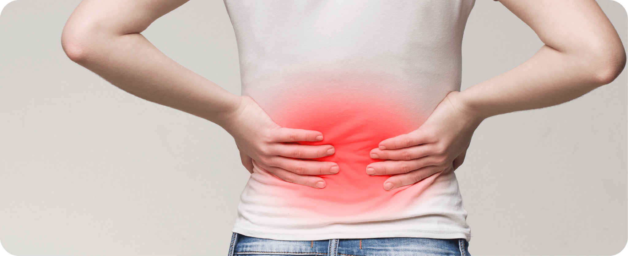 Photo d'une femme qui se tient le dos en raison de douleurs causées par la spondyloarthrite