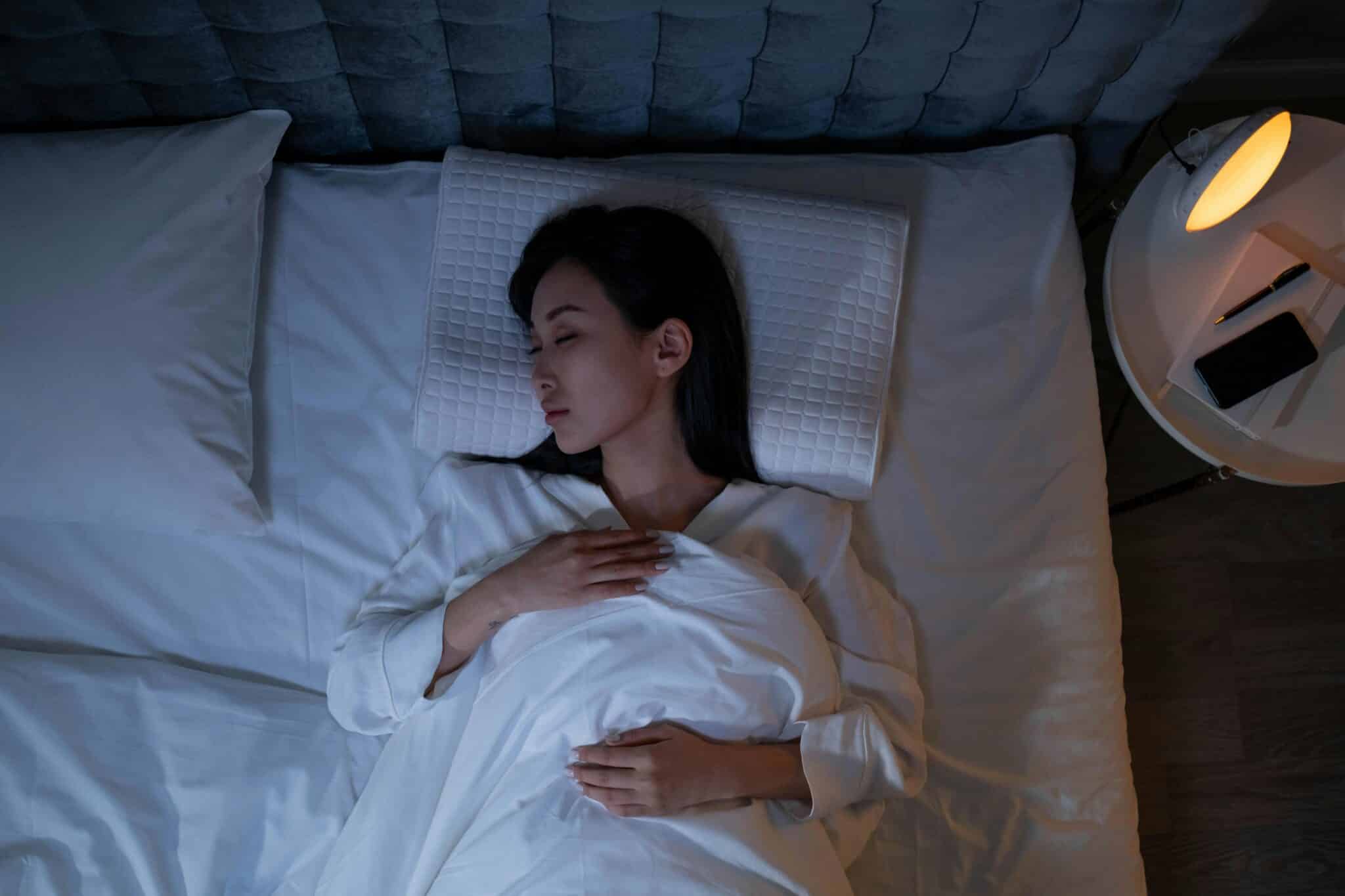 Photo d'une femme endormie, pour valoriser l'importance du sommeil pour la santé