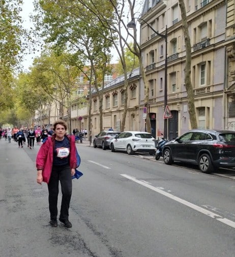Photo d'une bénévole de l'AFPric participant à la course solidaire La Parisienne