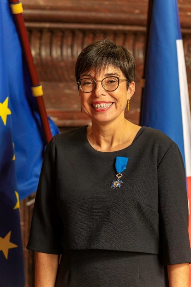 Portrait de la Présidente de l'AFPric, Irène Pico-Philippe, Chevalier de l’Ordre national du Mérite, posant lors de sa remise d'insigne le 14 novembre 2025.
