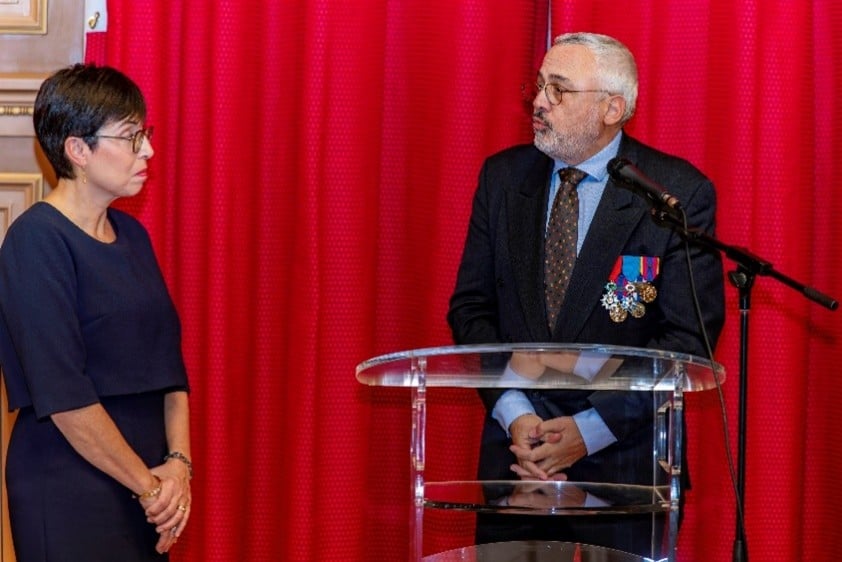 Photo du discours de Jean-Philippe Rigaud, 1er Vice-président de l'AFPric, lors de la remise d'insigne de Chevalier de l'Ordre national du Mérite à Irène Pico-Philippe, Présidente de l'association