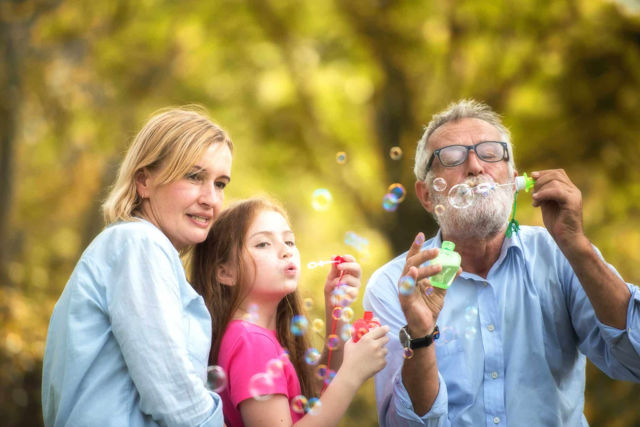 Photo d'une famille heureuse avec une polyarthrite ou une spondylarthrite grâce à la solidarité de l'AFPric