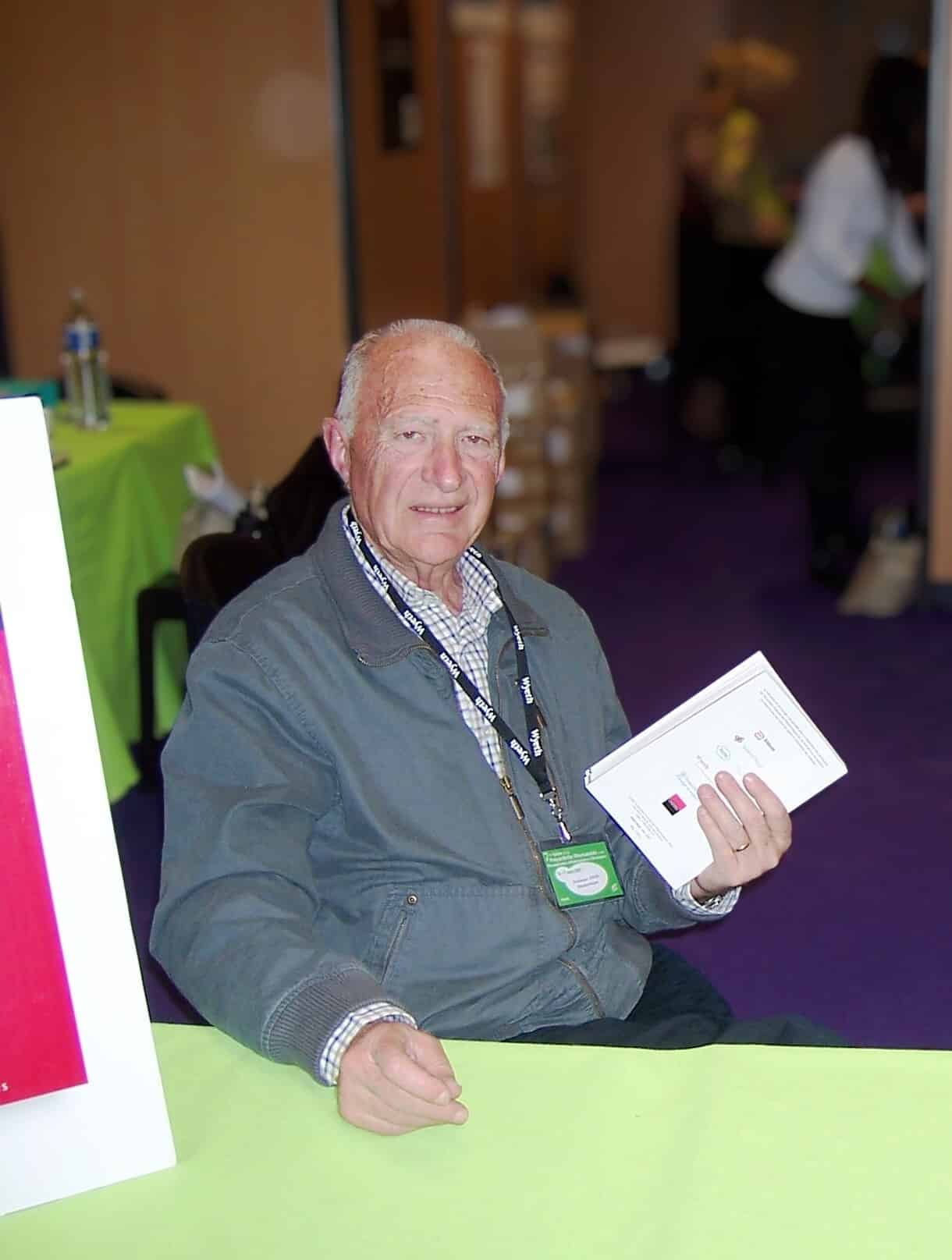 Portrait du Professeur Bernard Amor, rhumatologue lors d'une séance de dédicaces du « Dictionnaire de la Polyarthrite et des RIC »