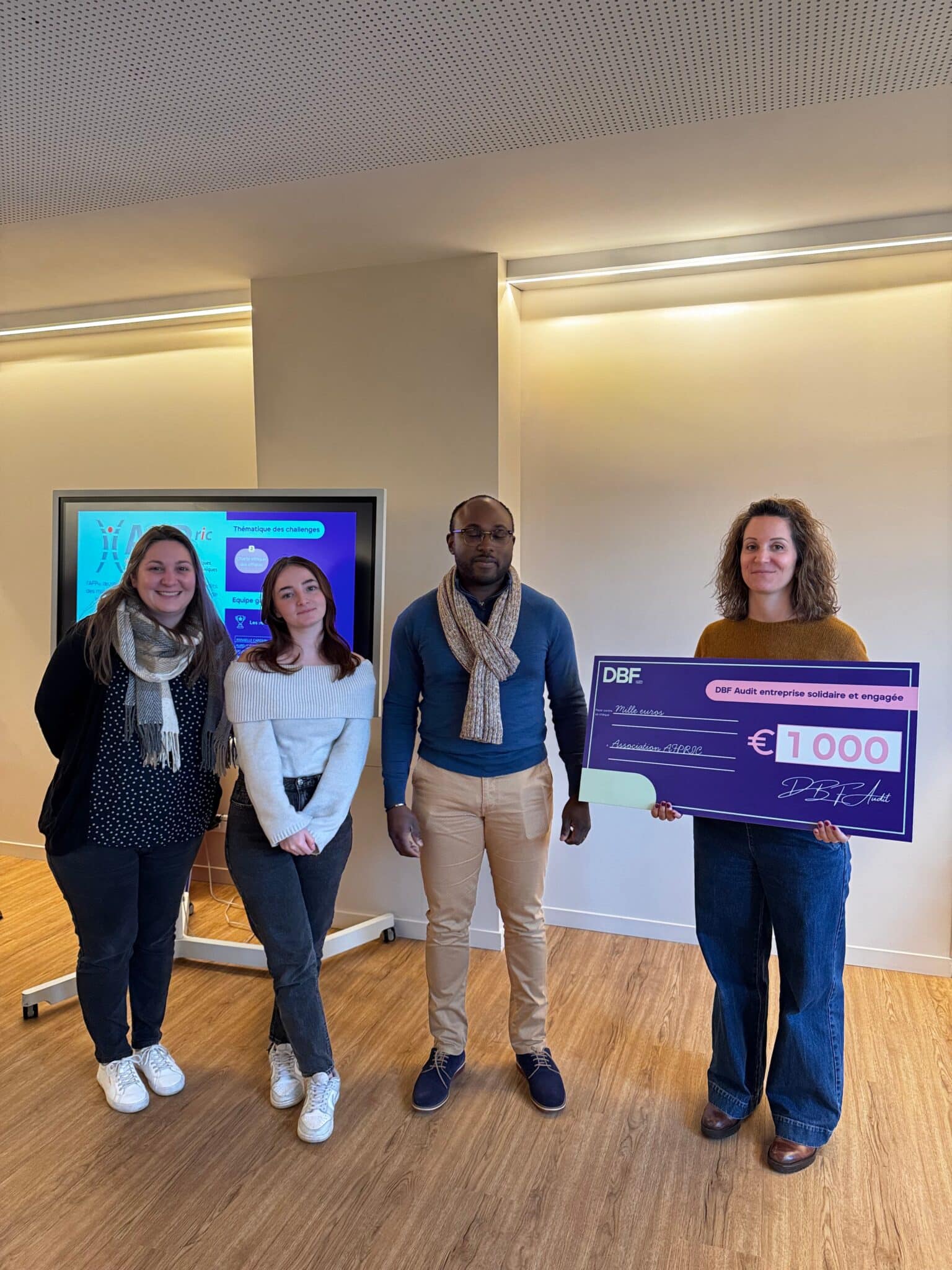 Photo de la remise d'un chèque de 1 000€ à l'AFPric par la société DBF Audit