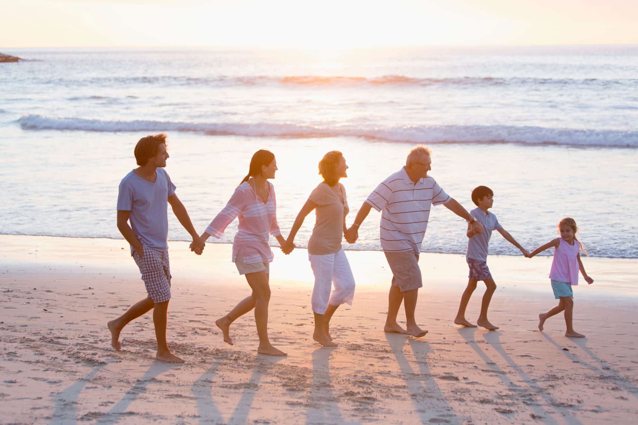 Photo d'une famille sur une plage pour représenter l'importance d'être entouré lorsqu'on a une polyarthrite, une spondylarthrite ou un rhumatisme psoriasique