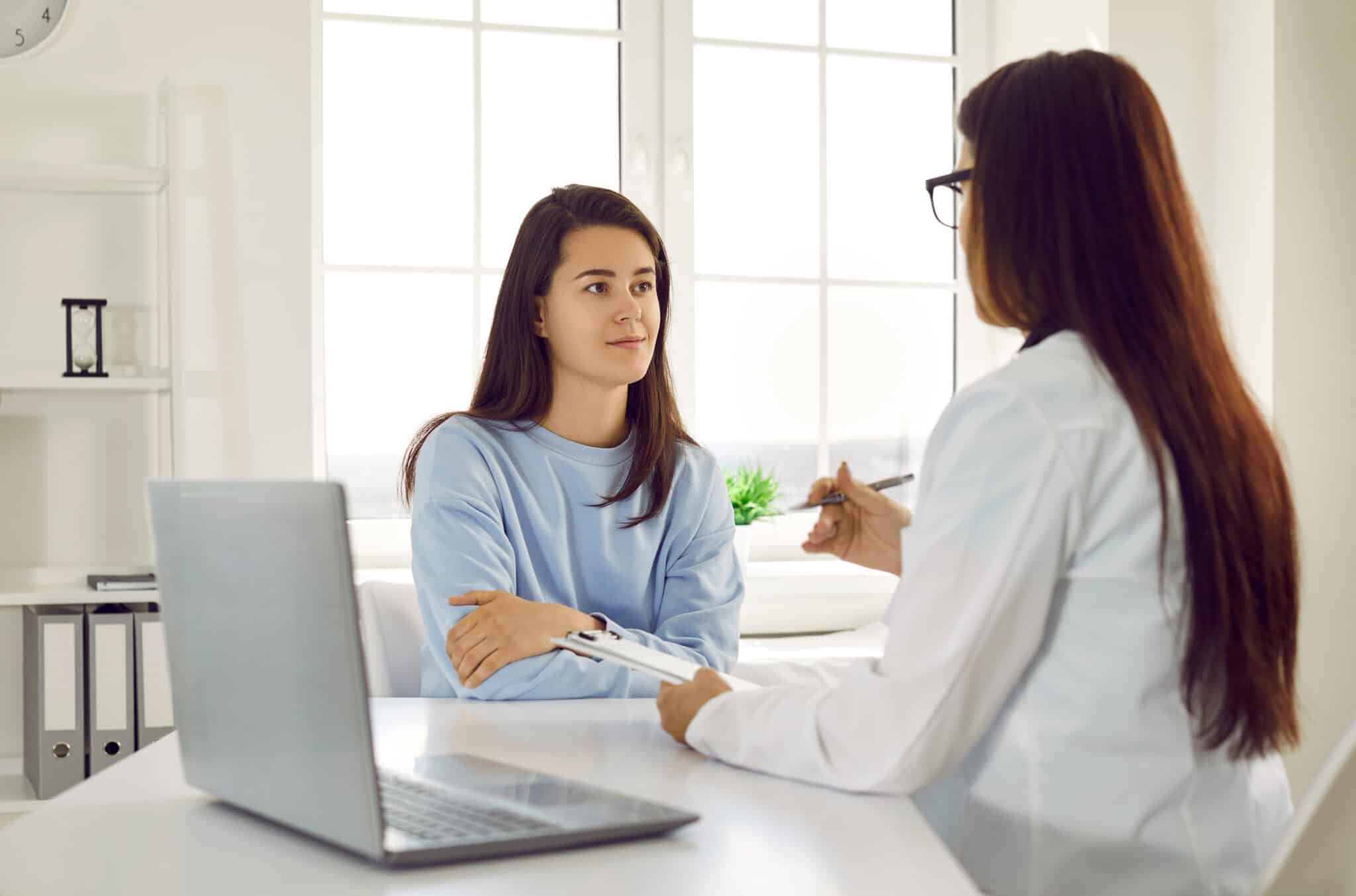 Photo pour illustrer une consultation entre malade atteinte de RIC et son rhumatologue ou médecin traitant
