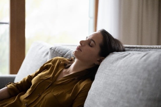Photo d'une jeune femme fatiguée pour représenter la fatigue causée par les rhumatismes inflammatoires chroniques