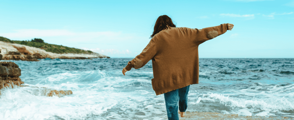 Photo d'une femme à la plage pour illustrer un témoignage sur la polyarthrite