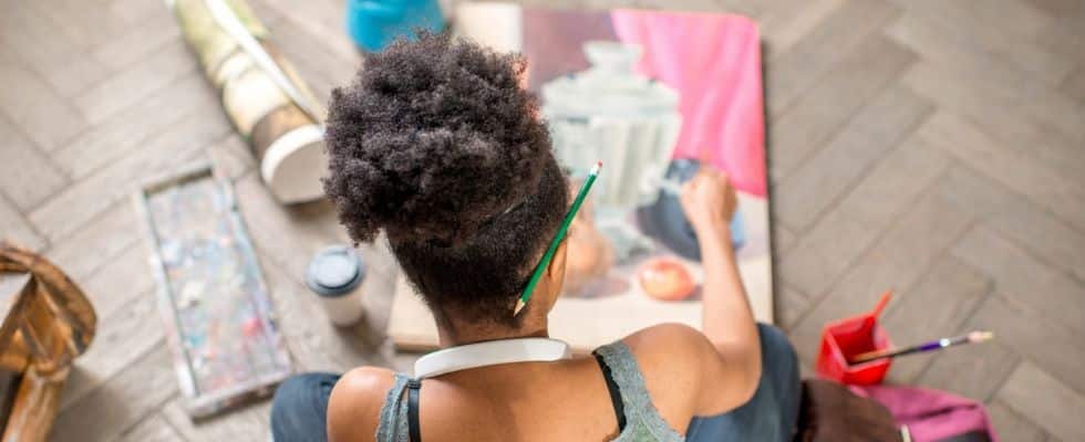 Image illustrant le témoignage de Sitina, atteinte de polyarthrite, utilisant l'art pour mieux vivre avec sa maladie