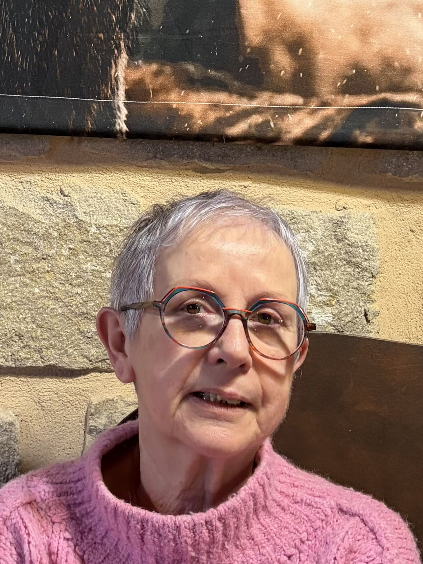 Portrait de Laurence, atteinte de rhumatisme psoriasique, qui témoigne à propos de son ressenti face à la vidéo "Histoire d'un engagement associatif" sur l'histoire de la création de l'AFPric