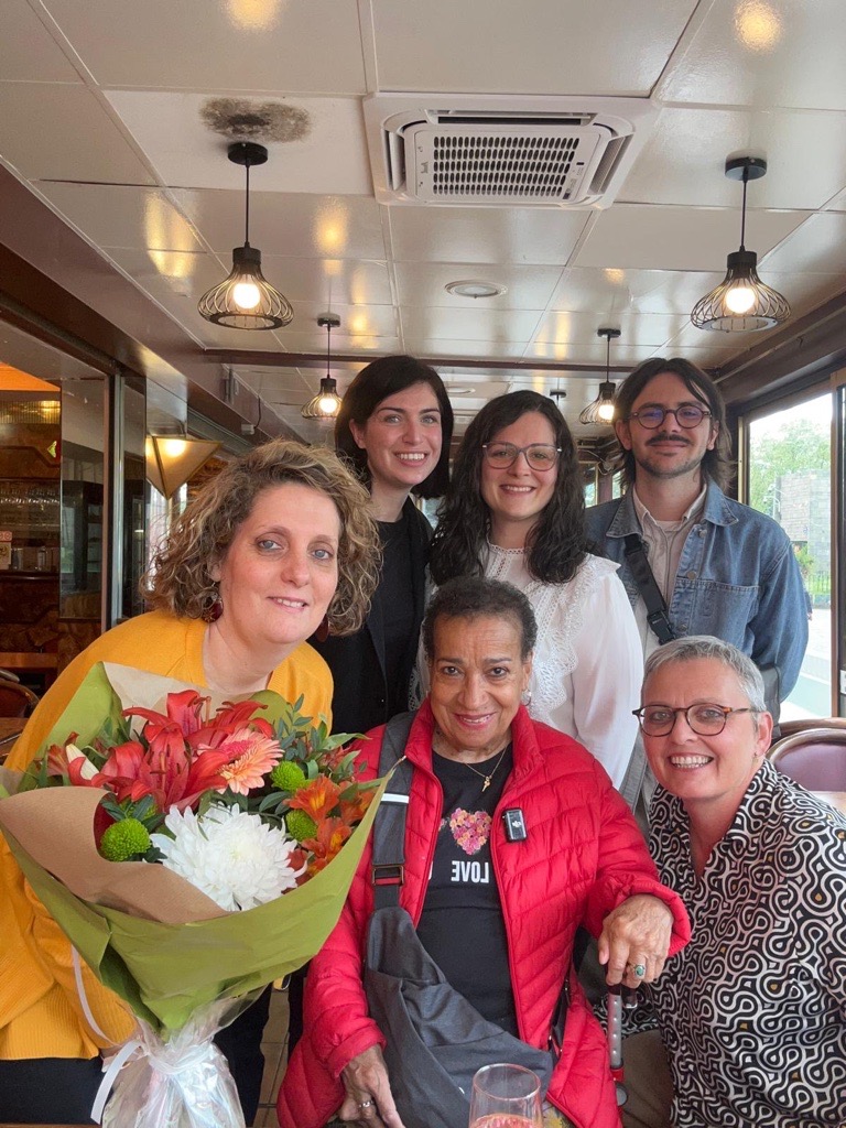Photo de groupe d'Aimée Jeanne-Rose, co-fondatrice de l'AFPric, avec le groupe "Concilier vie pro et maladie" de l'association