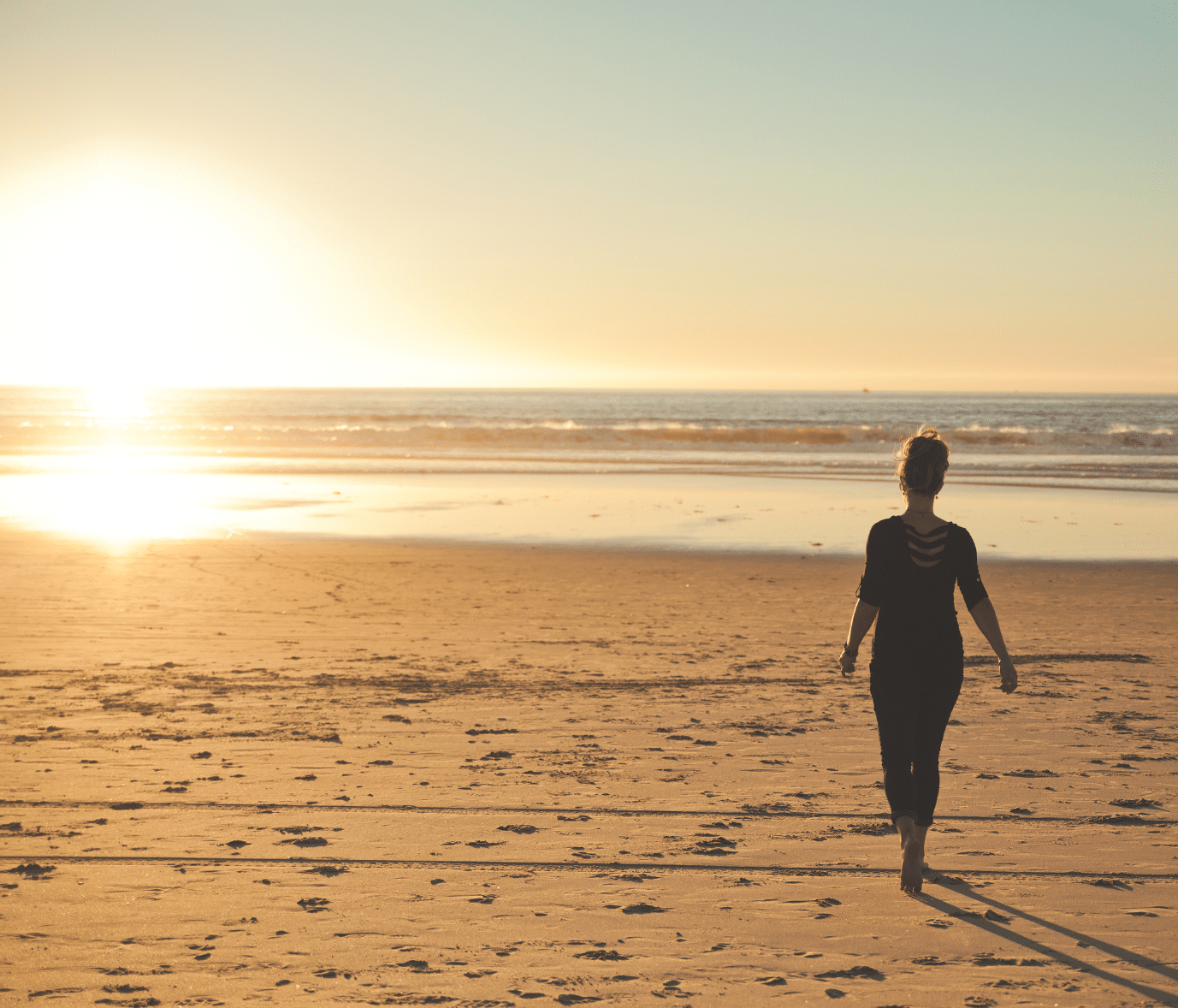 Qualité de vie représentée par une femme au bord de la mer