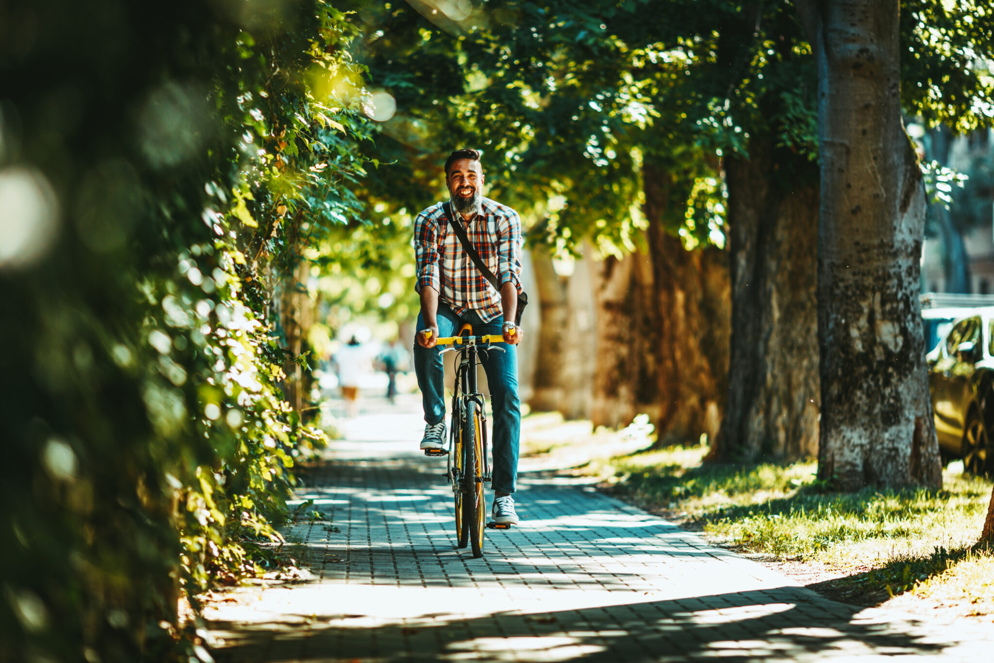 Photo d'un homme à vélo pour illustrer le témoignage de Loïc, atteint de rhumatisme psoriasique